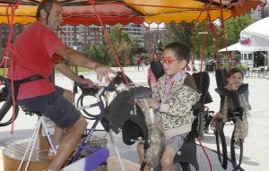 Manuel Sañudo en su tiovivo ecológico en la plaza del Milenio. :: ANTONIO QUINTERO