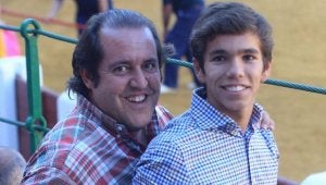 Javier Corpas Ortuño, hijo de la propietaria de la plaza, y Rodrigo Fernández González.