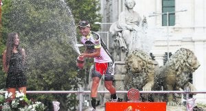 El ciclista del Geox Juanjo Cobo celebra en la fuente de Cibeles, en Madrid, la victoria en la general de la Vuelta Ciclista a España.  ::
JOSÉ MANUEL VIDAL / EFE