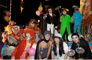 Una carroza que representaba el circo, en el desfile del primer día de fiestas.