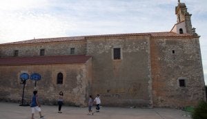 Vista lateral de la nave de la iglesia parroquial de Moral de Hornuez, dedicada al patrón de la localidad, San Cristóbal. ::
M. RICO