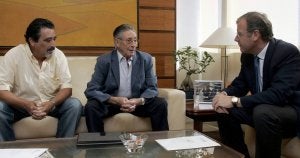 El consejero Antonio Silván con los representantes de la Federación de pesca. ::                             LETICIA PÉREZ-ICAL