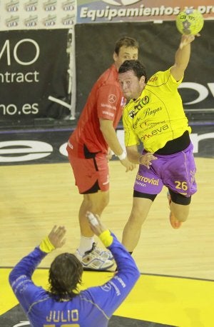 Jolí se dispone a marcar ante el guardameta oscense Julio. ::                             GABRIEL VILLAMIL