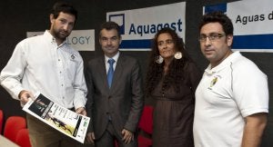 Fefé Suárez y Juan Carlos Pérez, del Cetransa, rodean a Jesús García del Valle, de Aquagest, y Marta García. ::                             M. Á. SANTOS-PHOTOGENIC