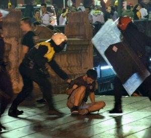 Antidisturbios junto a un manifestante caído en el suelo. ::
B. AGUDO