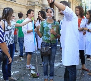 Una estudiante aguanta estoicamente la novatada. ::
H. SASTRE
