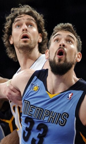 Marc y Pau Gasol luchan por un rebote en la NBA. ::                             M. JERRYL-AP