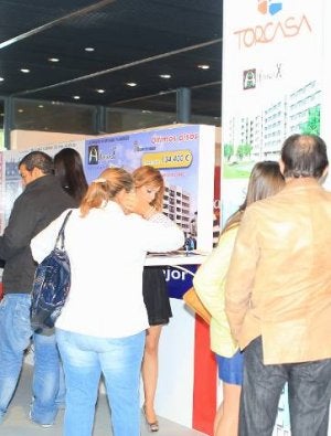 Colas ante un expositor. ::
H. S.