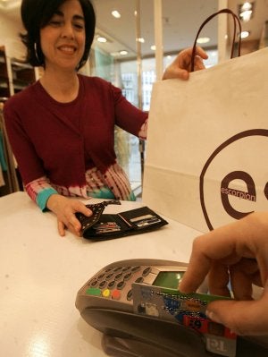 Las cajas fusionadas igualan al alza las comisiones y las tarifas de sus servicios