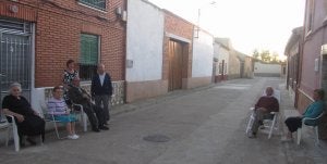 Juliana, Nemesia, Ángel y una de sus hijas, Leonides, Cecilio y Felisa toman el fresco en su calle, la del Centro. ::
FOTOS: LORENA SANCHO