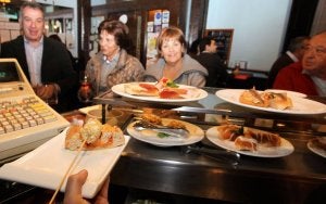 Un grupo de clientes se disponen a tomar una brocheta en La Traserilla el pasado año. ::
M. DE LA FUENTE