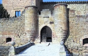 Entrada principal del castillo de Pedraza. ::
C. A.
