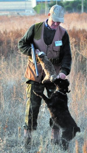 Un cazador y su perro tras cobrar un conejo. ::
FRAN JIMÉNEZ
