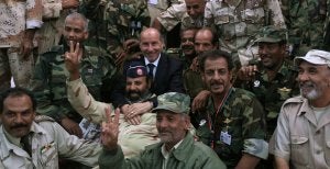 El presidente del CNT, Mustafá Abdel Jalil, con luchadores contra el antiguo régimen libio. ::
ESAM OMRAN AL-FETORI-REUTERS