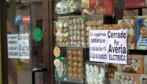 Escaparate del establecimiento que ha sido cerrado. ::
DE TORRE