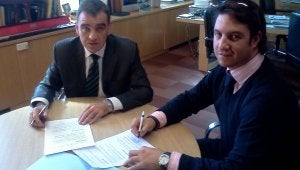 Nacho Pérez, director general de El Norte, y Borja Alclade Pelayo, de Solohaypadel.  ::
EL NORTE