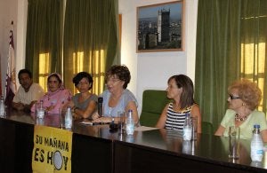 Encarnación Salvador, tercera por la derecha, durante la presentación del libro. ::
LUIS ANTONIO CURIEL