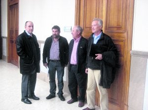 El presidente de la Diputación, José María Hernández, con los representantes de Triollo. ::
EL NORTE