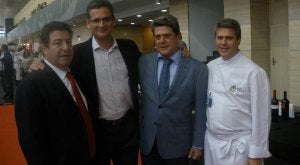 El diputado Miguel Sánchez, Antonio Basagoiti, Federico Trillo y José Antonio León, de El Chaval de Lorenzo, posan el lunes en el espacio expositivo de la Diputación en Alicante. ::
EL NORTE