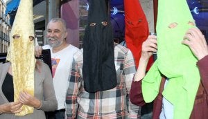 Nozal, con algunos de los actores, durante el rodaje del corto, el pasado mes de julio. ::
MERCHE DE LA FUENTE