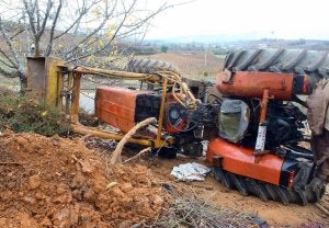 El vehículo volcado que causó la muerte del agricultor. ::
CÉSAR SÁNCHEZ