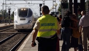 Un vigilante de seguridad, en la estación de Palencia, durante la llegada de un Alvia. ::
MERCHE DE LA FUENTE