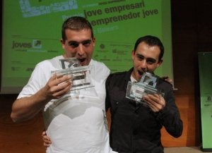 Alfonso Losco (derecha), con su premio al mejor emprendedor. A la izquierda, Lluis Bení, mejor joven empresario. ::                             V. MARI-DIARIO DE IBIZA