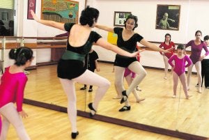 María Tomillo, en plena clase de danza con el grupo de los más pequeños. ::                             HENAR SASTRE