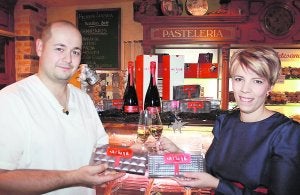 Lázaro Sanabria y Beatriz Fernández brindan con Ariane, el espumoso utilizado para el turrón. ::
EL NORTE