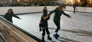 Niños y jóvenes patinan en la pista instalada en la plaza Oriental, durante la tarde de ayer. ::
ANTONIO DE TORRE