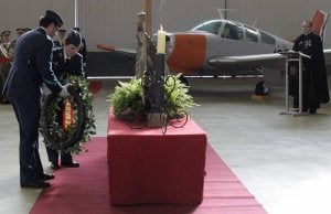 Homenaje a la patrona en un hangar de la base aérea. ::                             L. PÉREZ-ICAL