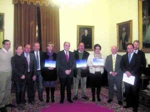 El presidente de la Diputación y otros miembros de la corporación, junto a los premiados, Concepción Cancho, alcaldesa de Quintana del Puente; Javier Cuevas, alcalde de Boadilla de Rioseco, y la alcaldesa de Calzada de los Molinos, Paula Castrillo. ::
EL NORTE