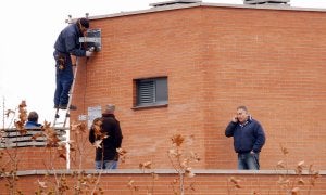 Los operarios colocaban ayer la base de una antena en el número 12 de la plaza. ::
ALBERTO MINGUEZA