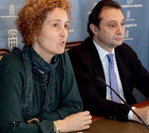 Lirio Martín y Pedro Arahuetes, ayer en el Ayuntamiento. ::
A. TANARRO