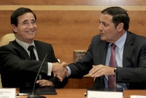 Alfredo Escaja y Antonio María Sáez, tras la firma. ::
LETICIA PÉREZ-ICAL