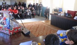 El públiso sigue el sorteo, ayer, en el salón de plenos. ::
FOTOS DE JOSÉ CARLOS DIEZ