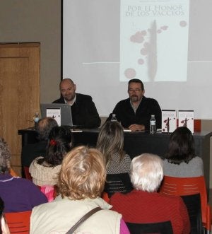 Roberto Losa, a la izquierda, junto a Gonzalo Alcalde, director  del Museo del Cerrato Castellano. ::
FOTOS DE LUIS ANTONIO CURIEL