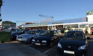 Coches lusos aparcados en el área comercial de la localidad salmantina de Fuentes de Oñoro. ::
S. G. R.