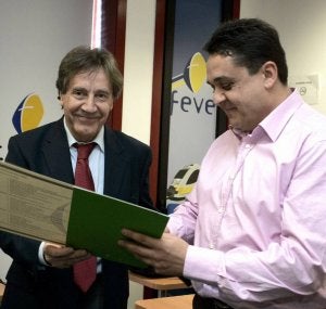 Ángel Villalba entrega los diplomas a los nuevos conductores. ::
ICAL