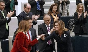 Ana Botella recibe las felicitaciones de su grupo político en el Ayuntamiento. ::
EFE