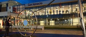 Imagen exterior nocturna del complejo polideportivo que ha sido premiado con la certificación LEED en la categoría de platino.                         Pistas de tenis y pádel del complejo San Ignacio de Bilbao.