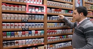 Un estanquero de la capital segoviana coloca las cajetillas en las estanterías de la tienda. ::                             ANTONIO TANARRO