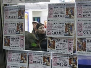 Décimos de lotería para el sorteo de El Niño en la Administración de Lotería número 13. :: G. VILLAMIL
