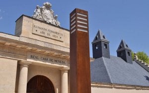 Puerta de entrada en la fachada de la restaurada Casa de la Moneda de Segovia. ::
ANTONIO TANARRO