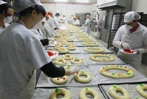 Los empleados de La Otana trabajan estos días sin cesar para dar respuesta a la demanda. ::                             G. VILLAMIL