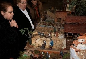 Varias personas visitan el belén la semana pasada en Piña. ::
EL NORTE