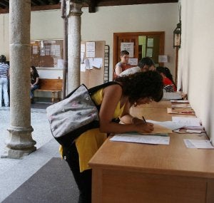 Una alumna formaliza una matrícula en la sede de Trinidad. ::
A. TANARRO