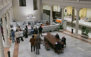 Un grupo de ciudadanos en el interior de la Agencia Tributaria en Valladolid. ::
HENAR SASTRE
