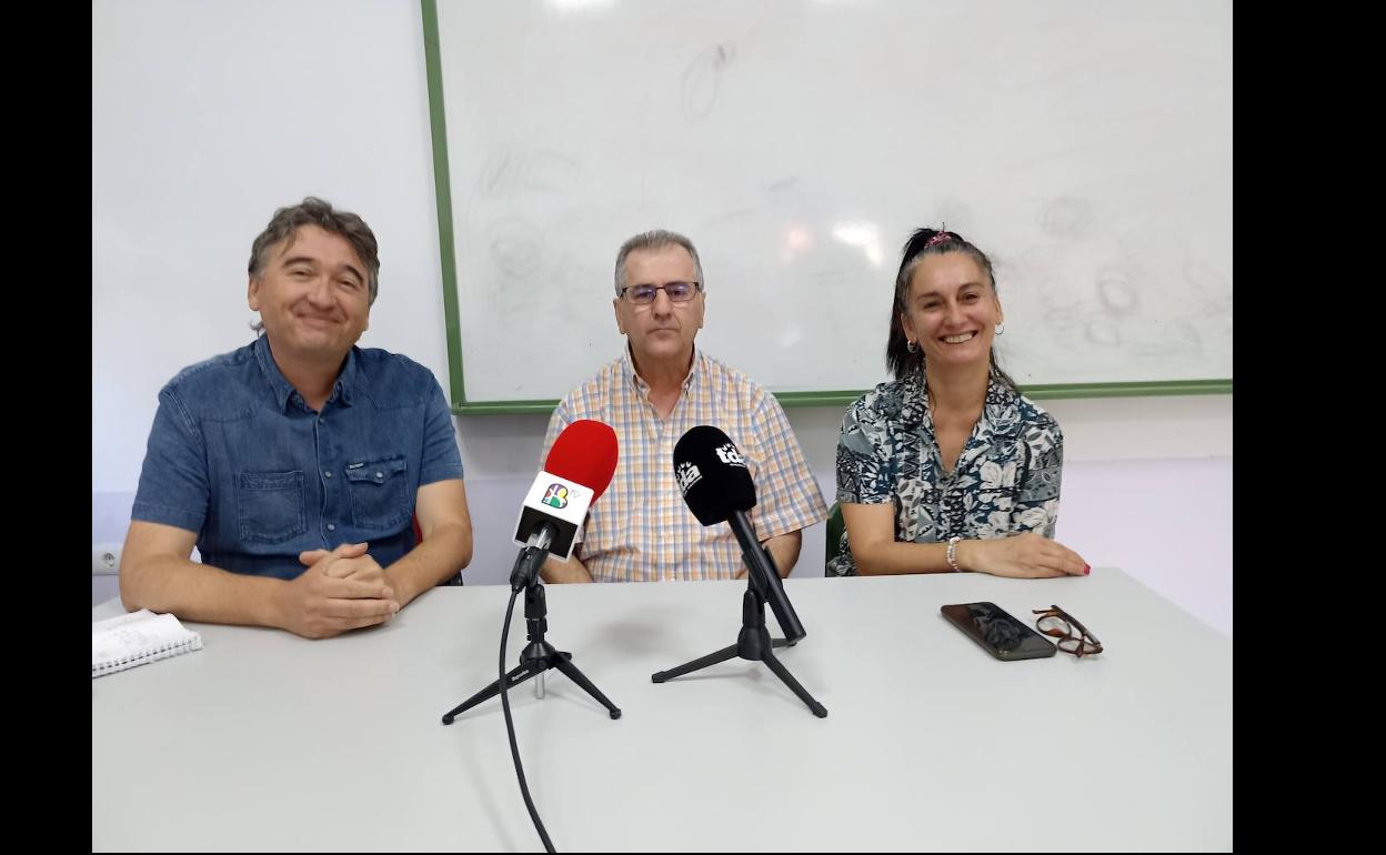 Gutiérrez flanquedo por Robles y Álvarez