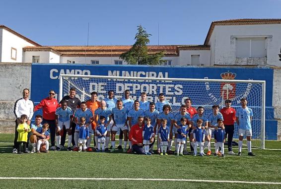 Componentes del pirmer equipo junto a los de uno zagalín